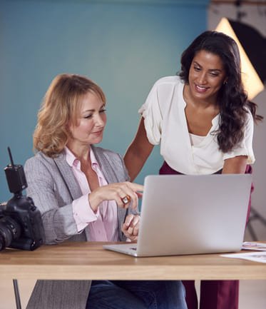 fotografia de mujer con cliente y portatil