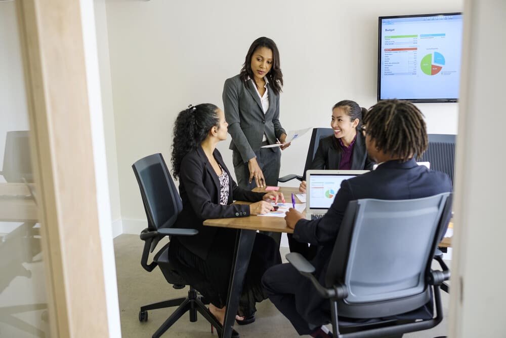 hombre de negocios y mujer de negocios sentados en la oficina