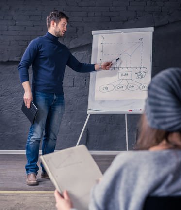 hombre ponente hablando al publico durante conferencia