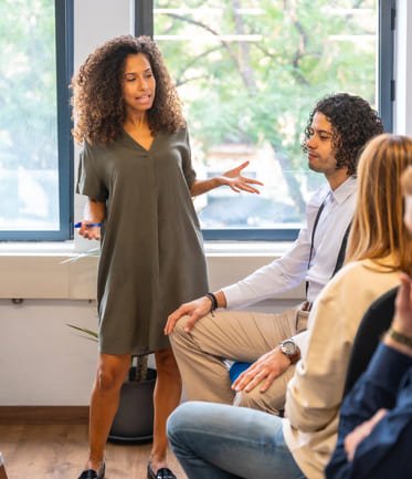 mujer hablando durante reunion en espacio de coworking