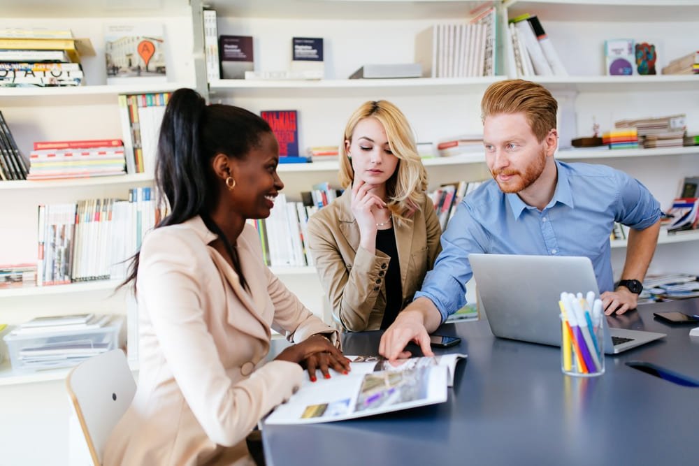 personas de negocios colaborando en la oficina