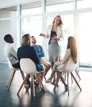 plano completo de joven empresaria dando discurso