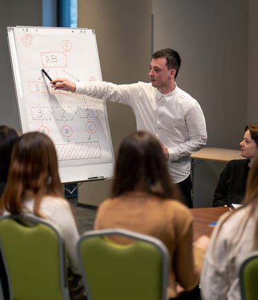 reunion de negocios con hombre hablando