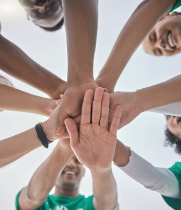 trabajo en equipo voluntariado y apoyo con manos en grupo